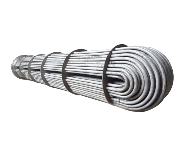 <b>U型管換熱器在換熱器中是唯一適用于高溫、高壓和高溫差的換熱器，特點(diǎn)如下： 1.以U型換熱管尾端的自由浮動(dòng)解決溫度差壓力，可用于高溫差，完全可以代替螺旋板換熱器； 2.只有一塊管板，加之法蘭的數量也少，故結構簡(jiǎn)單而且泄漏點(diǎn)少； 3.可以進(jìn)行抽芯清洗； 4.管板焊縫采用全自動(dòng)管板氬弧焊，美觀(guān)的同時(shí)保證質(zhì)量； 5.管程流速太高時(shí)，將會(huì )對U型彎管段產(chǎn)生嚴重的腐蝕，影</b>